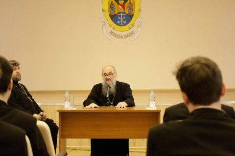 9 февраля 2026 года в актовом зале Воронежской духовной семинарии состоялась встреча студентов с настоятелем Покровского храма села Отрадное протоиереем Геннадием Заридзе.