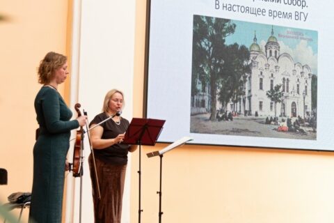 13 и 17 февраля 2026 г. в ВГАУ и МБУДО «Детский спортивно-образовательный центр» была представлена литературно-музыкальная композиция «Приношение святителю Тихону Задонскому».